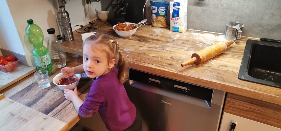 Daria hilft ihrer Mama beim Backen+Kochen
