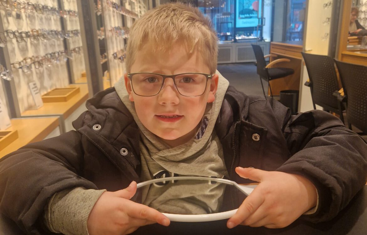 Max bekam auch eine neue Brille und sagt DANKE an unsere Brillen-Patin, Simone G.