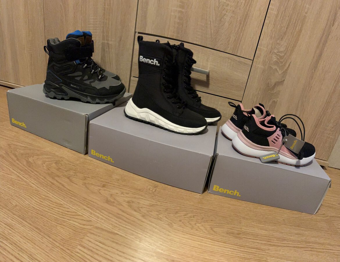 Neue warme Schuhe für die Geschwister