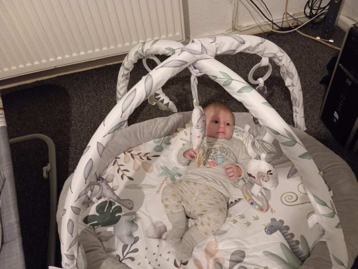 Jetzt kamen die neuen Möbel für das Kinderzimmer von Armando und Amy