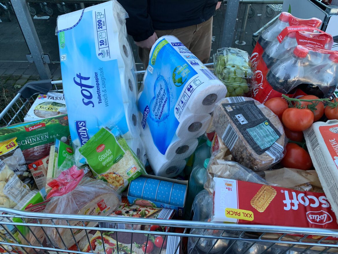 Henry war mit seiner Mama einkaufen – und  leckere Trauben für ihn