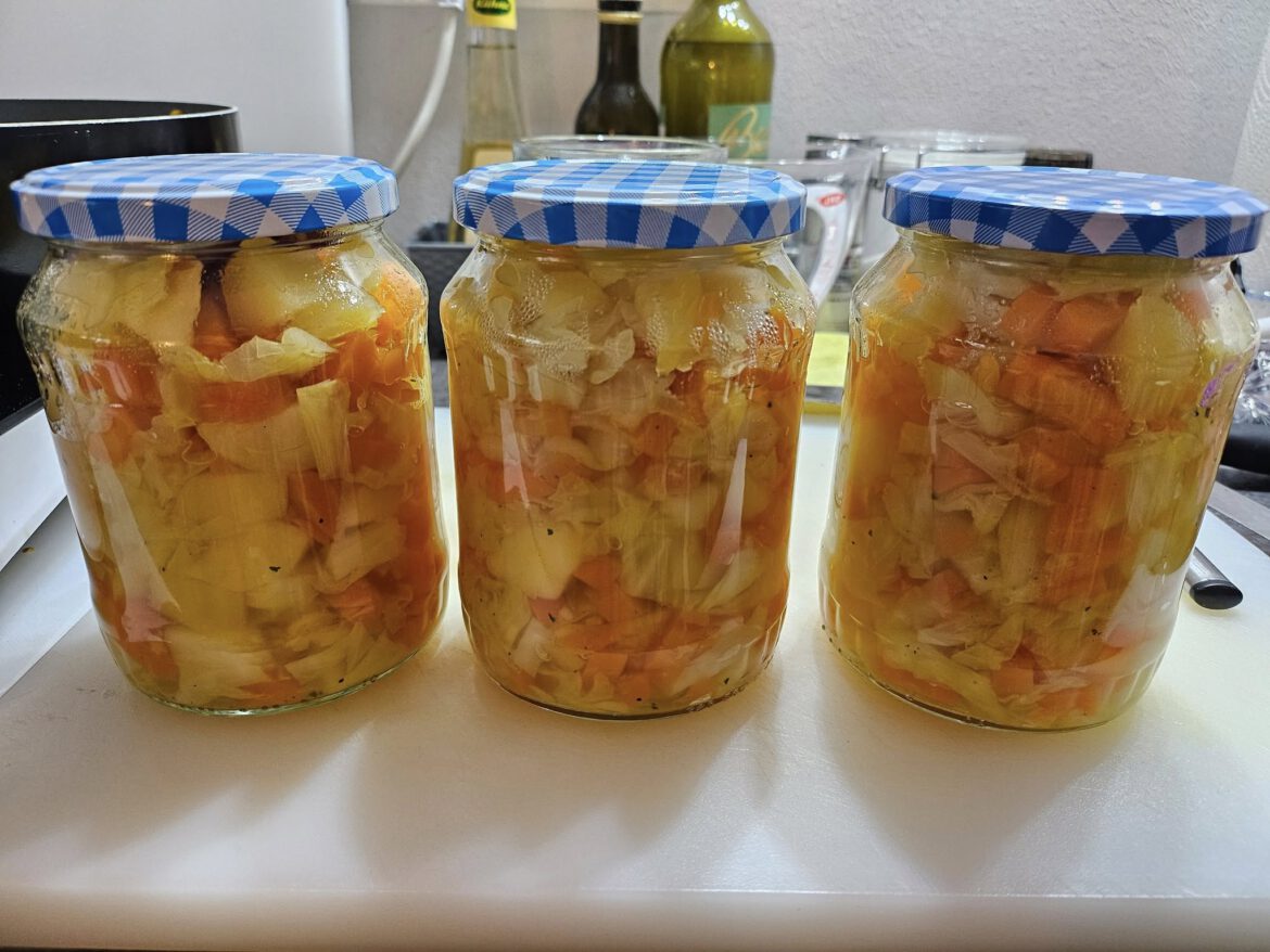 Ein paar unserer Familien baten uns um Unterstützung, sie hatten vor, Gemüse, Obst + fertige Gerichte einzukochen