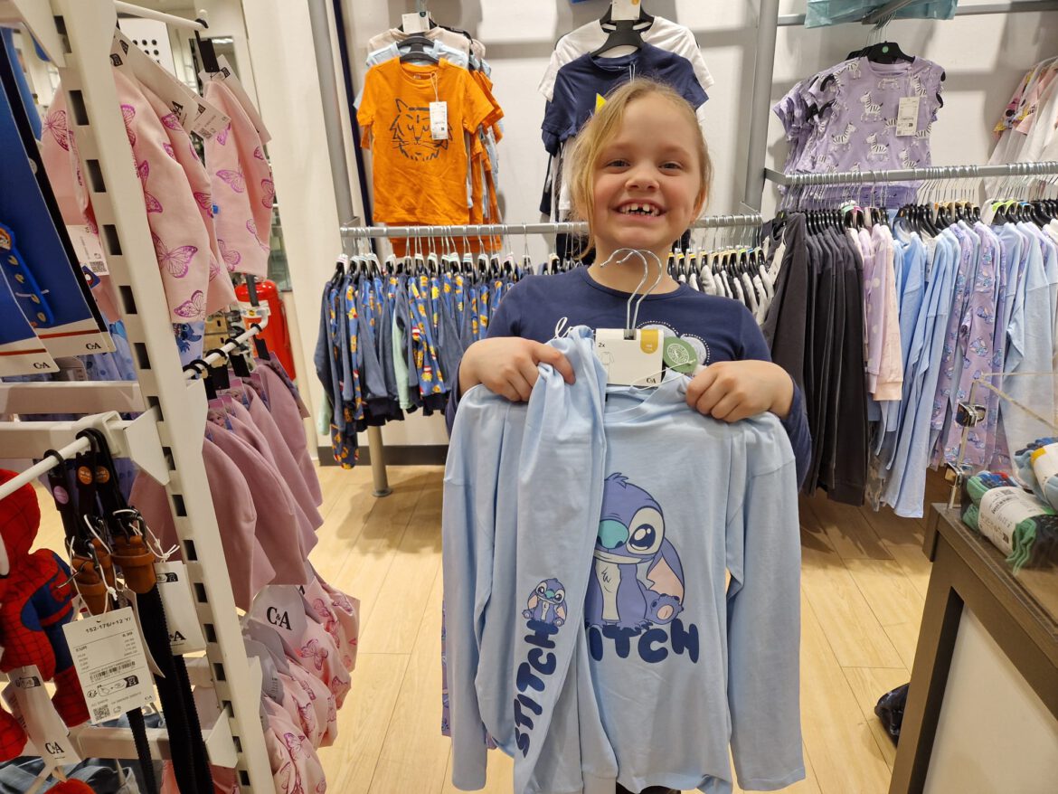 Schlafanzüge und Hosen für Emily