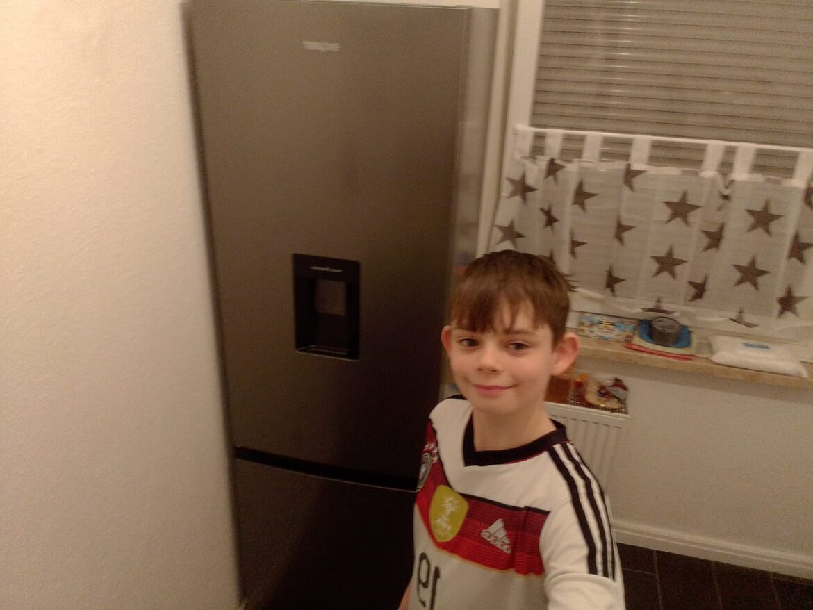 Der neue Kühlschrank ist da – Armandos Familie sagt von Herzen DANKE