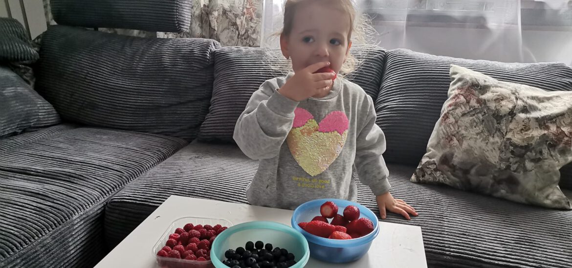 Obst für Daria – sie sagt Danke