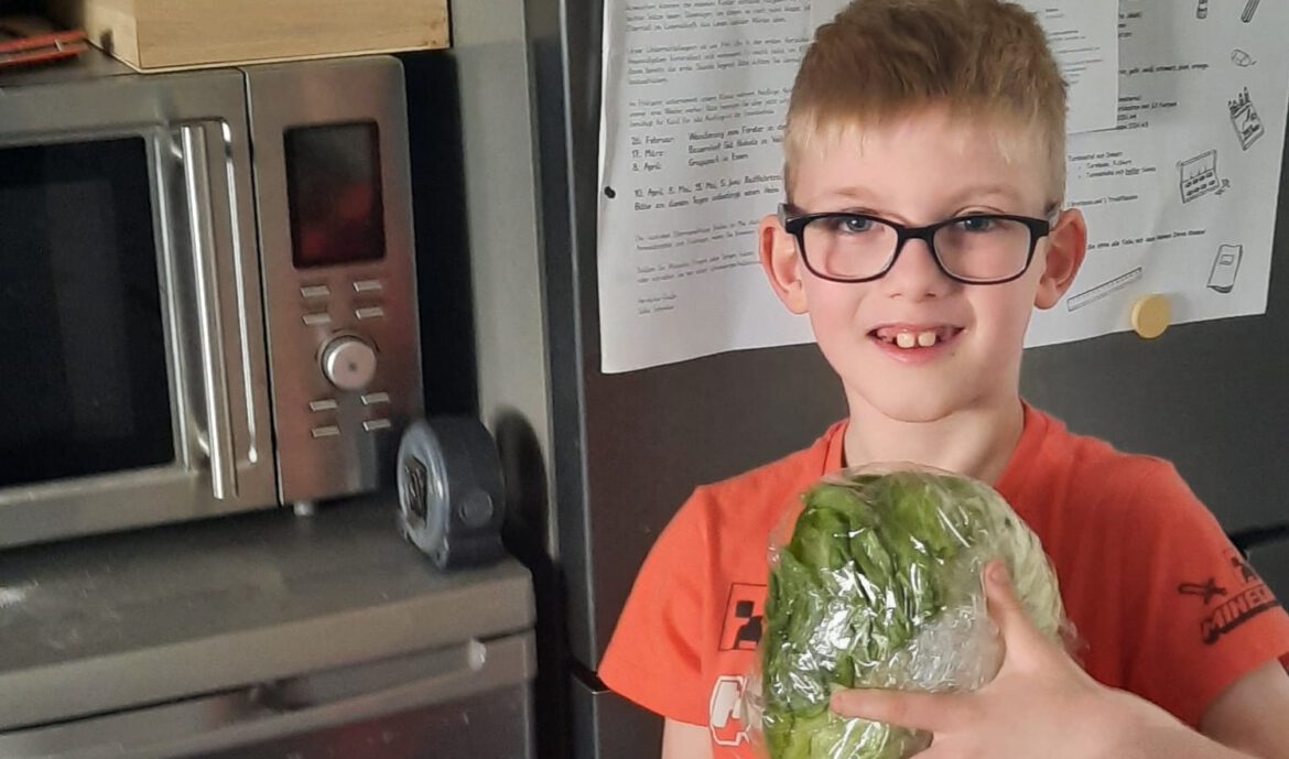 Dominik freut sich auf frischen Salat