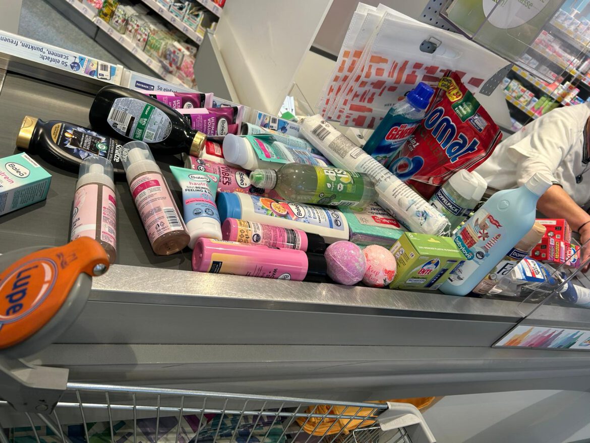 Hygieneartikeleinkauf für die Familie von Paula, Elisa, Emma + Jemimah