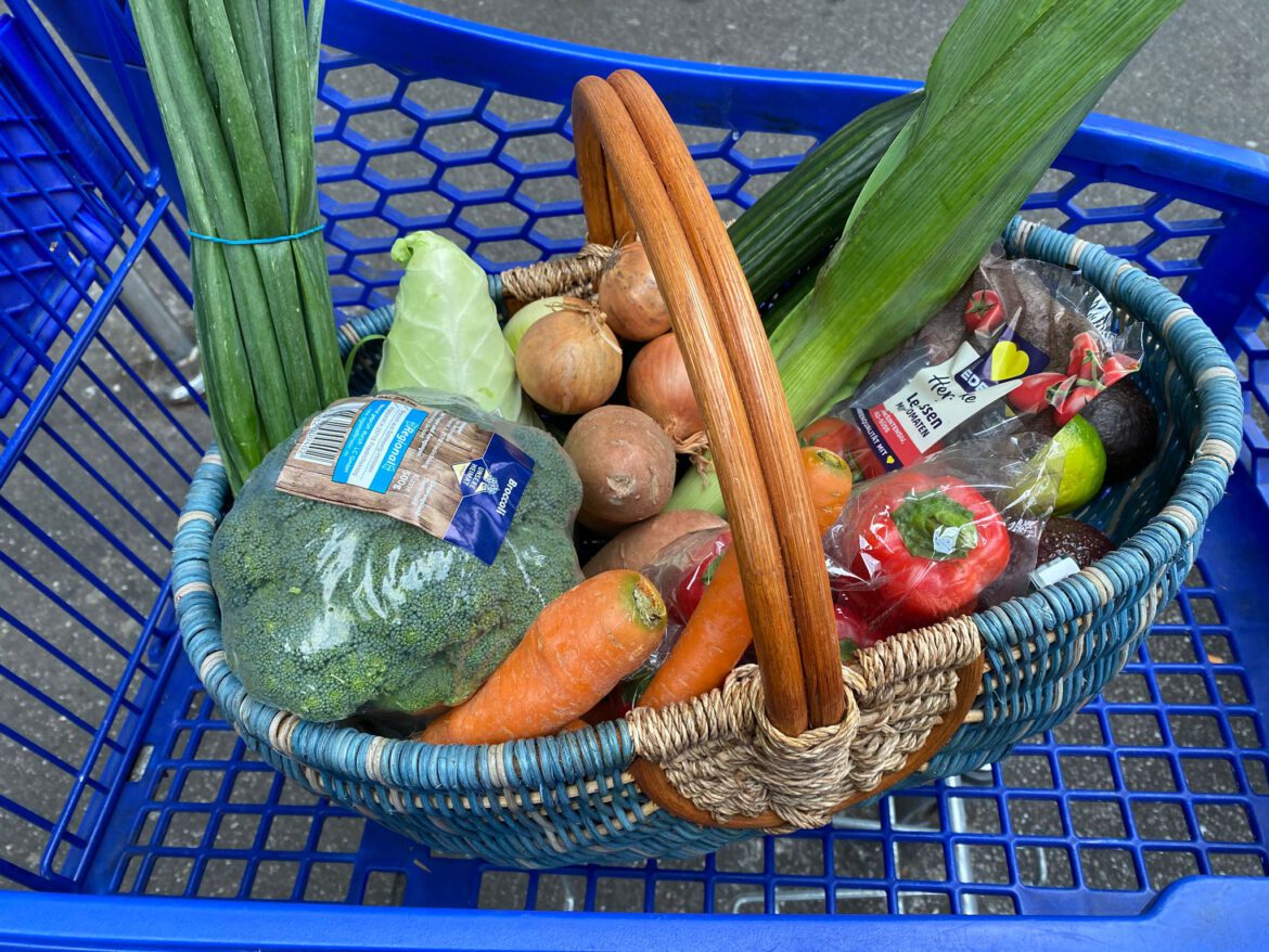 Ein Korb voller Obst und Gemüse-DANKE an die Patinnen und Paten