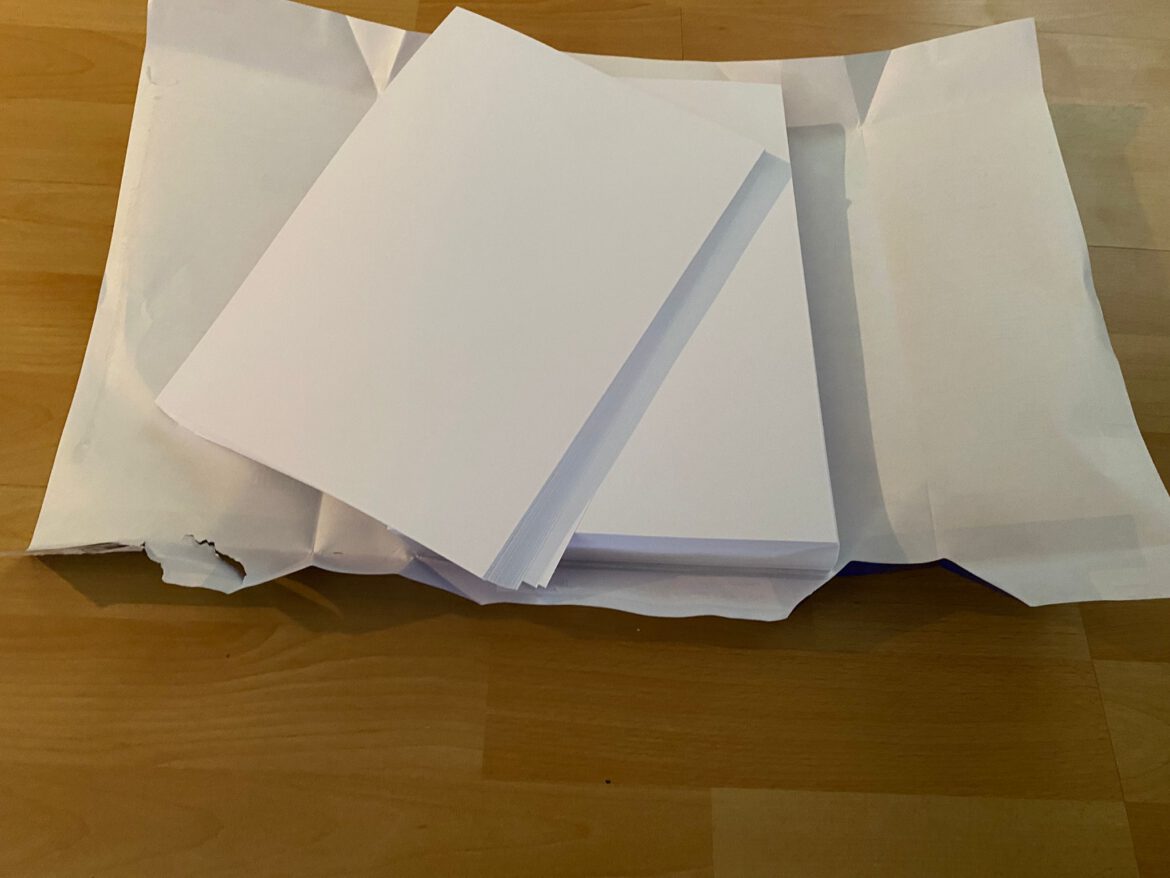 Bald ist wieder Schulbeginn – unsere Familien können sich bei uns mit Schulbedarf und Kopier-Papier eindecken