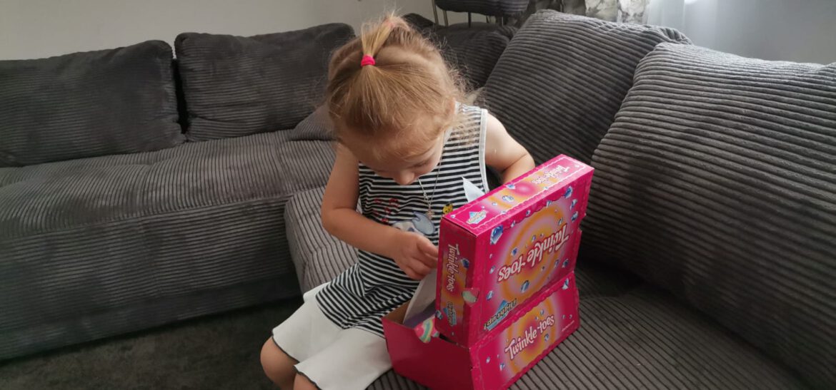 Neue Schuhe für die Geschwister… DANKE an die Schuh-Paten