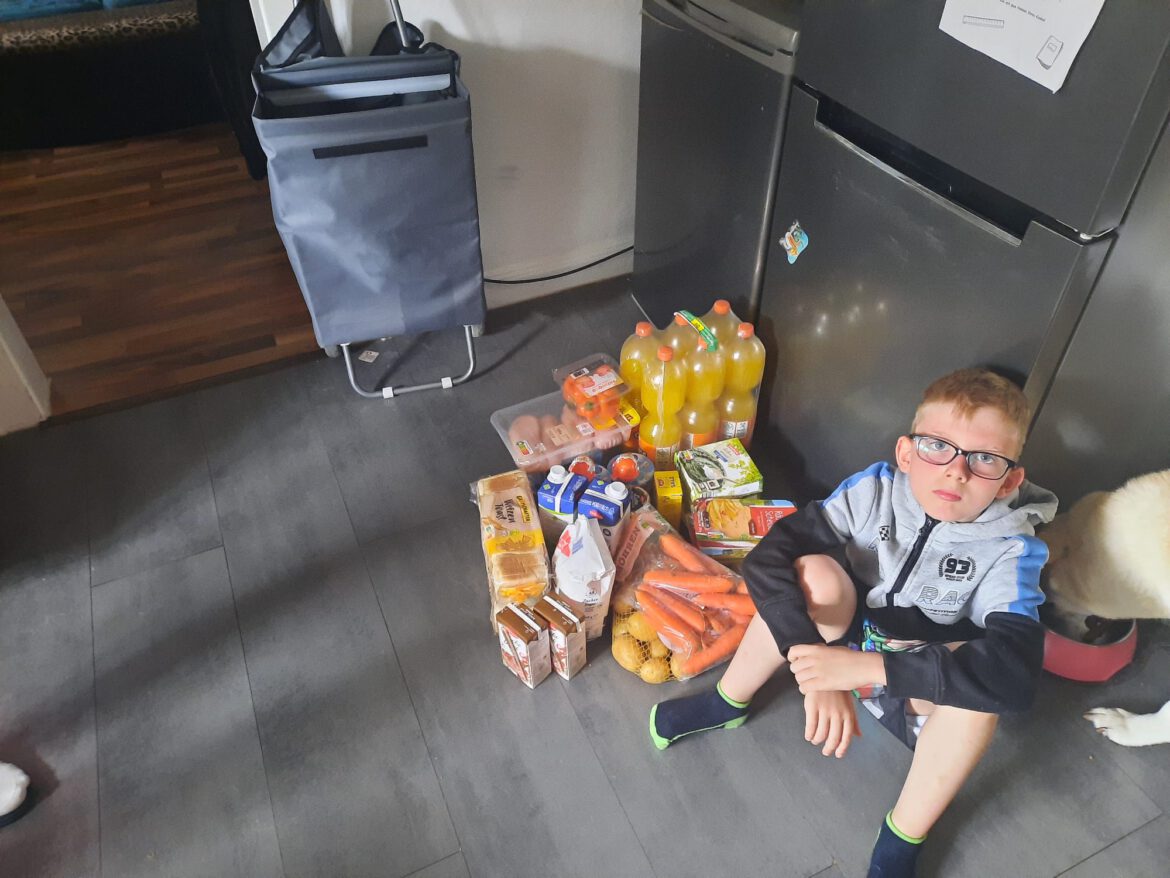 Dominik und seine Mama bekamen einen Lebensmittel-Gutschein