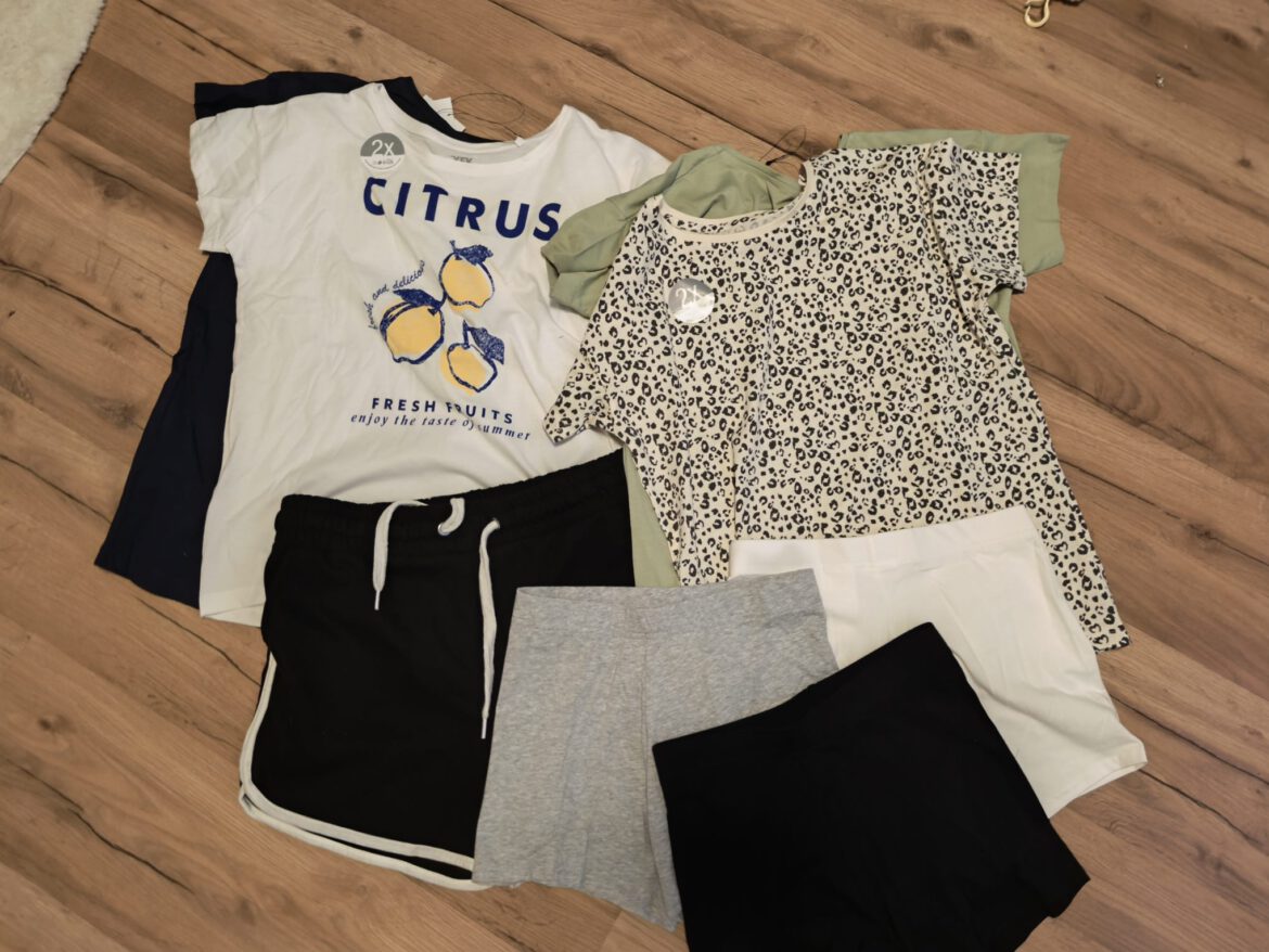 Paul, Lina + ihre große Schwester freuen sich über ihre neuen Sachen