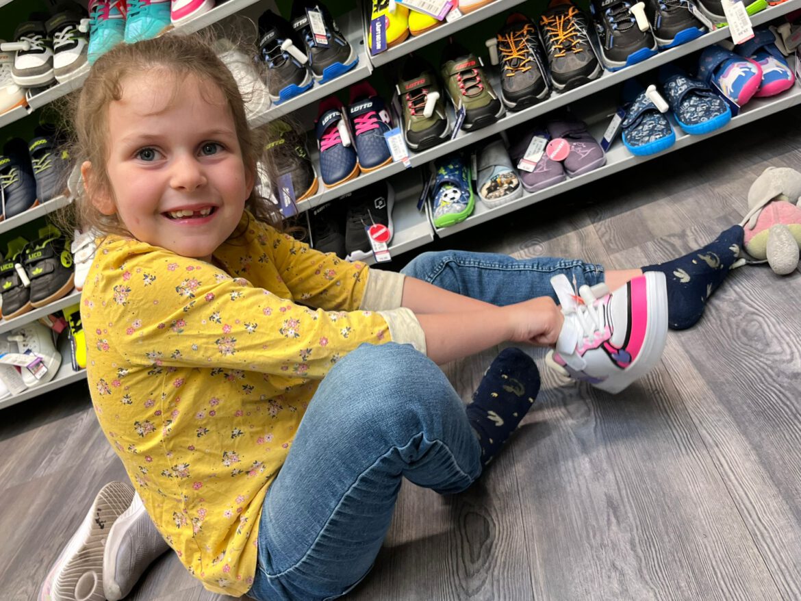 Malia bekam neue Schuhe – Danke an die Schuh-Paten
