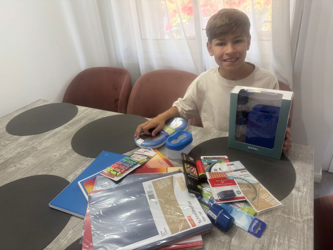 Gleb räumt seine Schulsachen ein