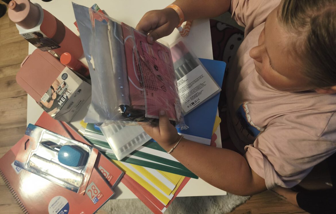 Lina G. hat ihre Schulsachen bekommen