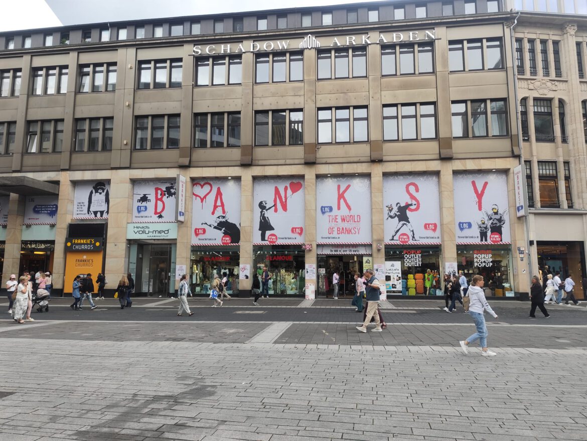 Auch Lina hat ihr „Zeitgeschenk-Urlaub“ eingelöst – sie war in der Banksy-Ausstellung