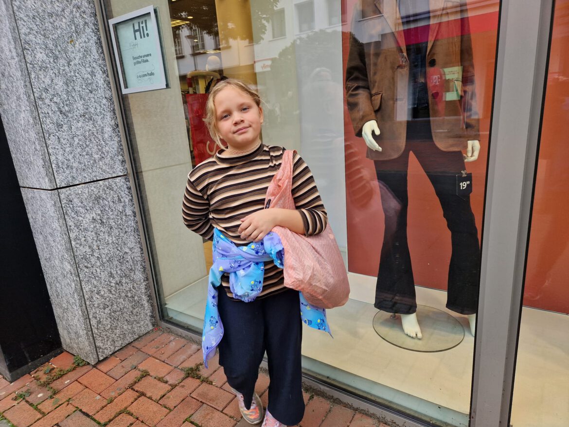 Emily bekam neue Schlafanzüge, Shirts und Hosen