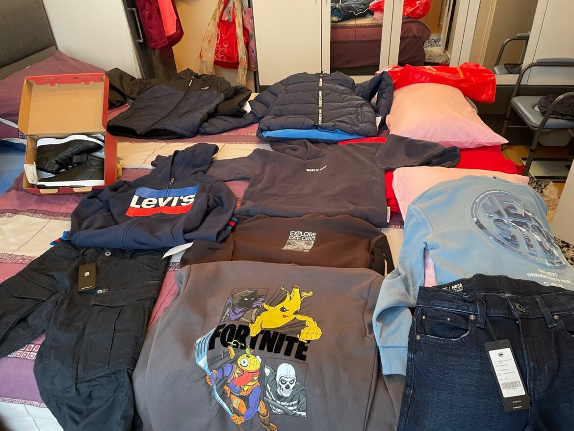 Luca N. freut sich über warme Kleidung + warme Schuhe