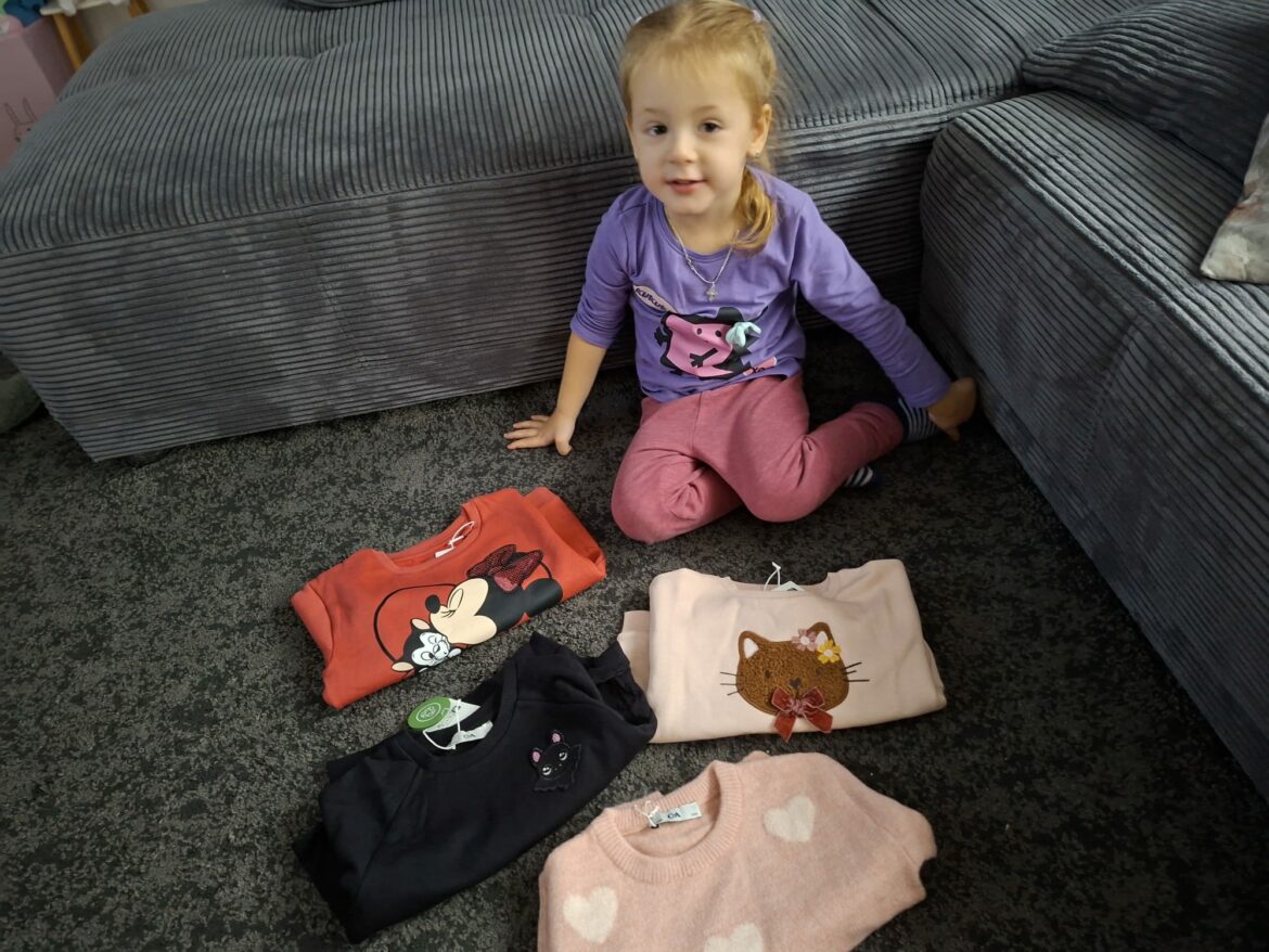 Die nächsten Kinder bekamen warme Sachen