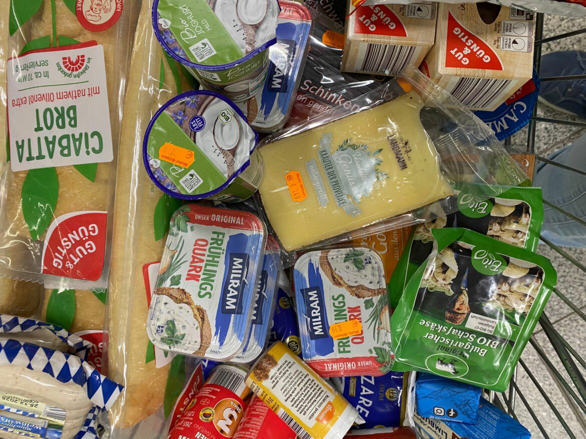 Ein Wagen voll mit Lebensmittel