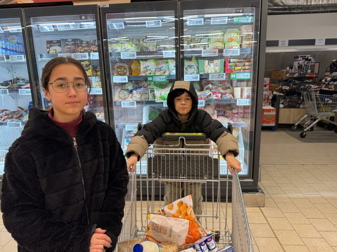 Alle Kinder halfen den Lebensmittel-Gutschein einzulösen