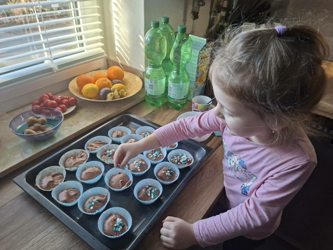 Daria hat Spaß beim Dekorieren