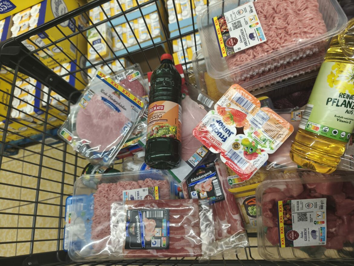 Auch diese Familie konnte mit einem Lebensmittel-Gutschein einkaufen