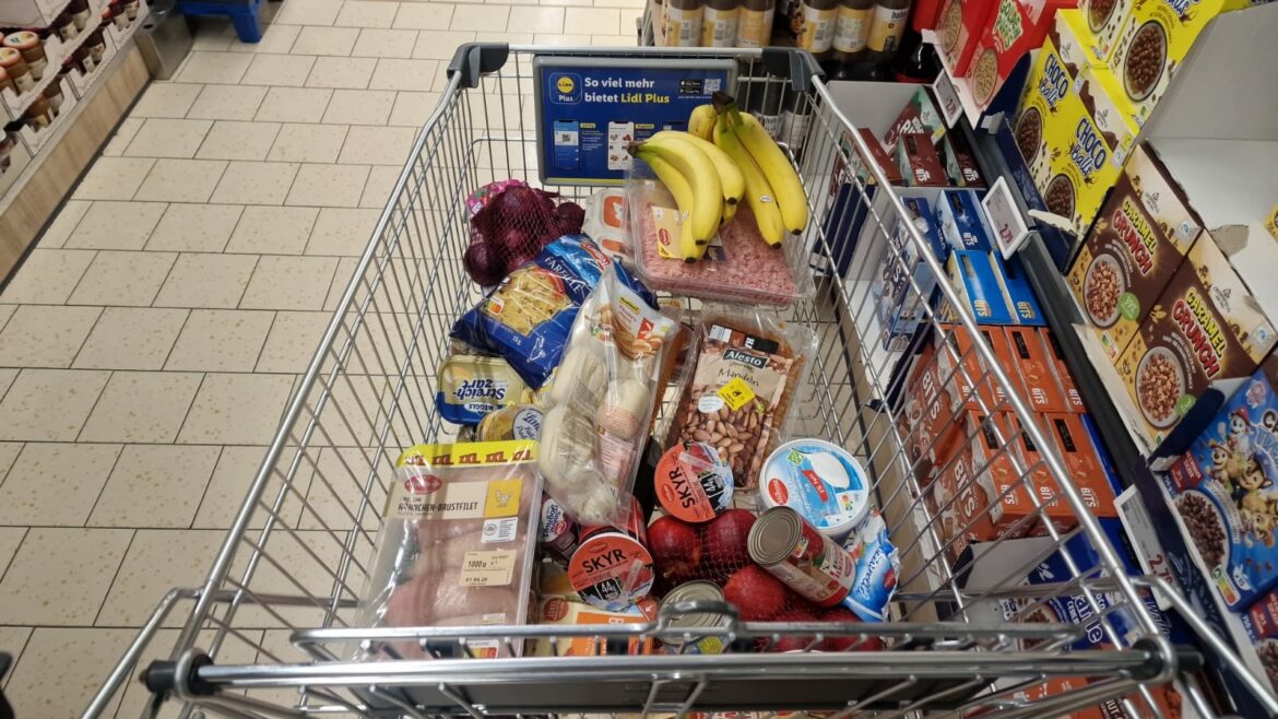 Kevin half seiner Mutter beim Einkauf