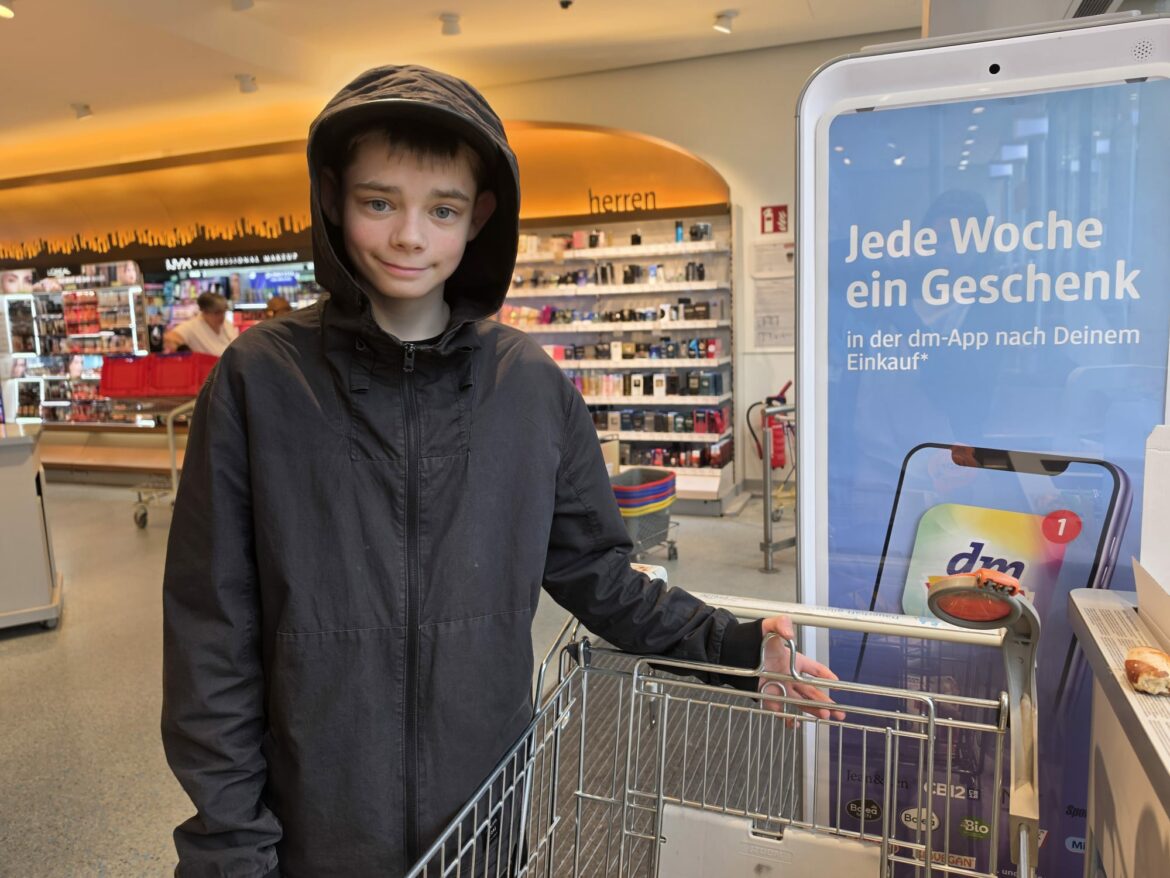 Armando und seine Familie bekam einen Lebensmittel-Gutschein