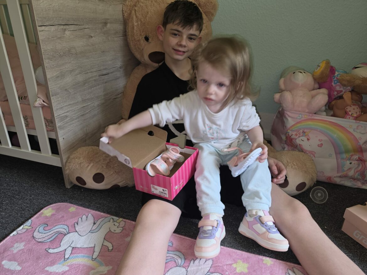 Auch neue Schuhe für Armando + Amy, dank ihres Familien-Paten