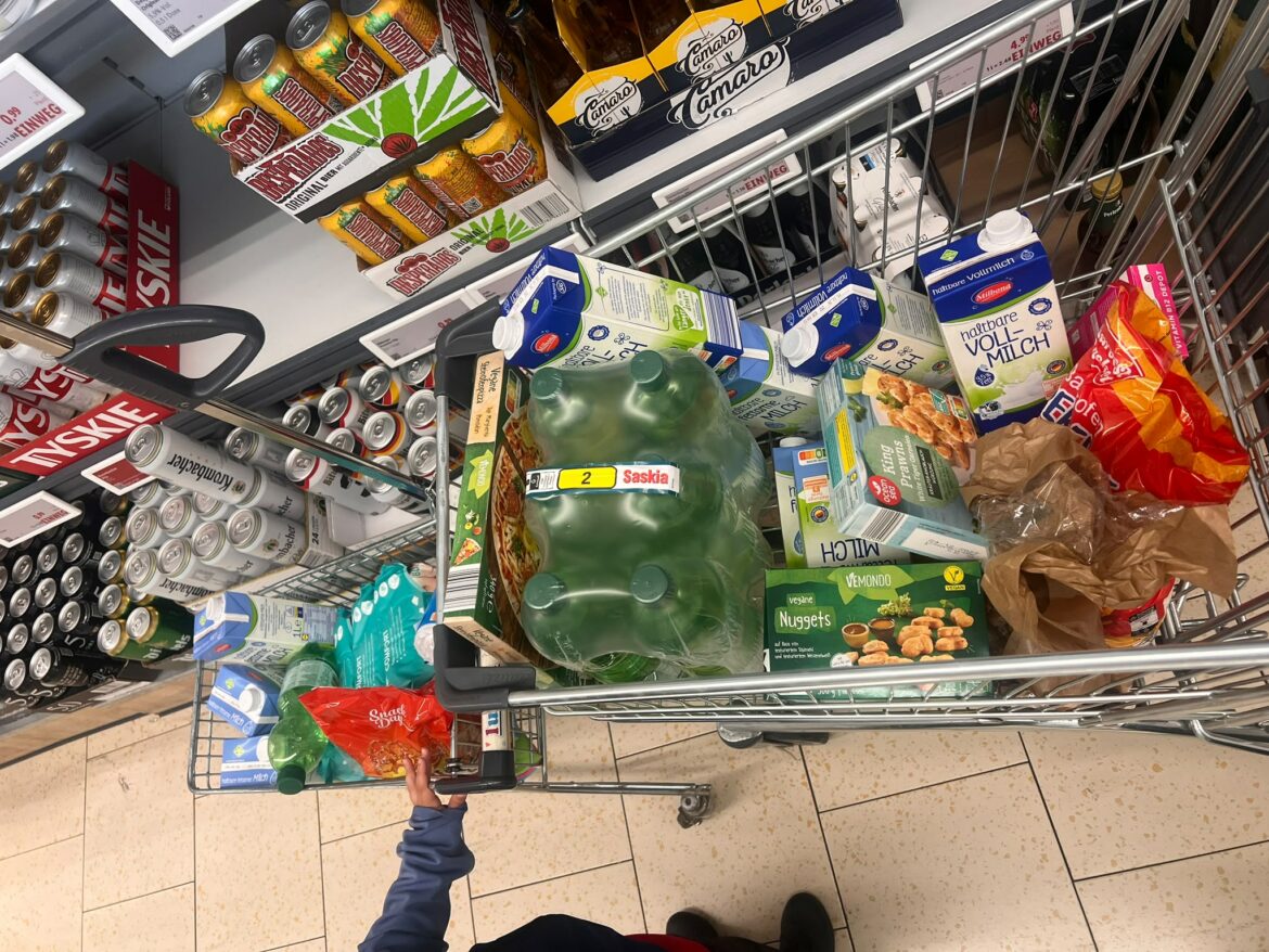 Mama und Sohn waren einkaufen – hier half ein Lebensmittel-Gutschein