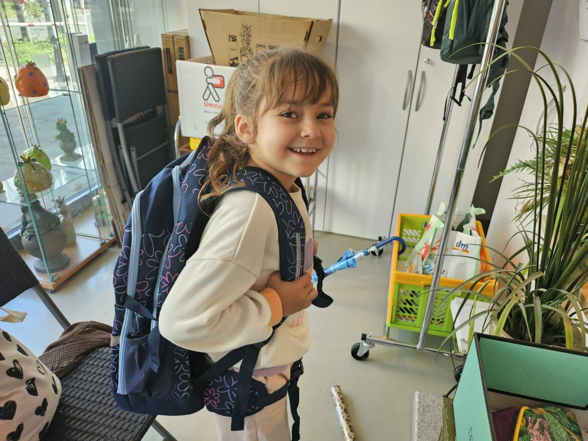Auch Aleyna bekam einen neuen Schulrucksack