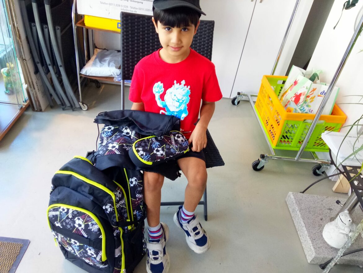 Timo freut sich über seinen Fußball-Schulrucksack