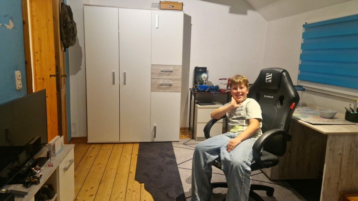 Jetzt sind die Zimmer der Geschwister fertig aufgebaut und eingerichtet